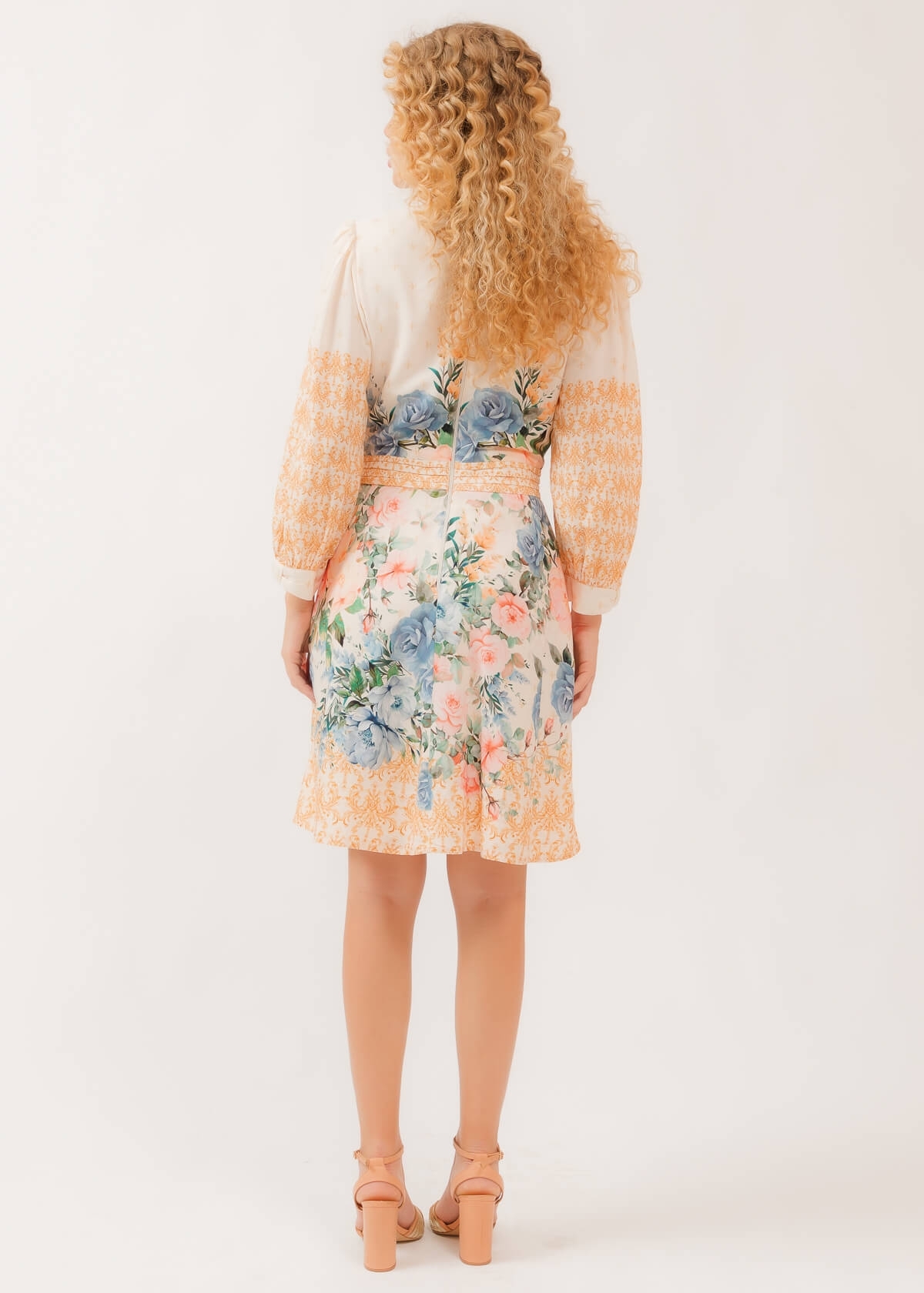Vestido Curto Entre Bailes e Livros
