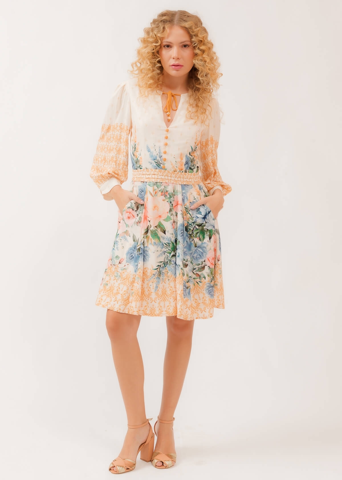 Vestido Curto Entre Bailes e Livros