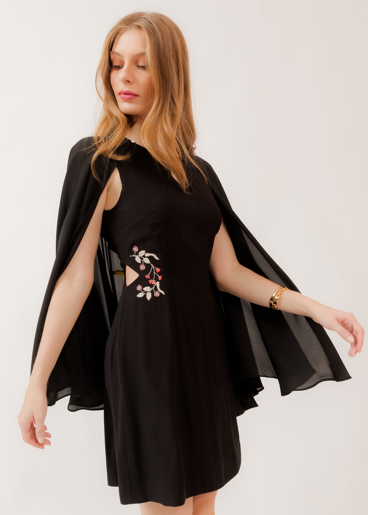 Vestido Curto Entre Bailes e Livros